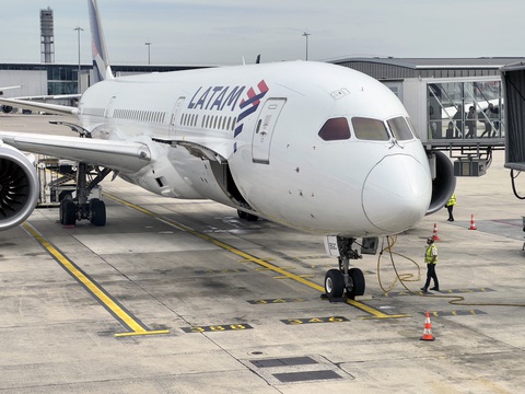 Hành khách xuống máy bay Boeing 787 Dreamliner của Latam Airlines (Chile) tại Sân bay Quốc tế Charles de Gaulle ở Paris, tháng 9-2023 - Ảnh: AFP Hành khách xuống máy bay Boeing 787 Dreamliner của Latam Airlines (Chile) tại sân bay quốc tế Charles de Gaulle ở Paris, tháng 9-2023 - Ảnh: AFP