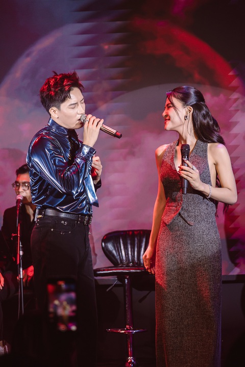 Bộ đôi 'chiến thần ballad' Hà Nhi - Anh Tú lần đầu song ca bolero- Ảnh 1. Hà Nhi và Anh Tú thăng hoa trong đêm nhạc phòng trà.