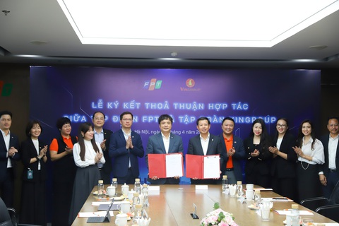 Vingroup và FPT hợp tác thúc đẩy chuyển đổi xanh- Ảnh 1. Tổng giám đốc Tập đoàn Vingroup và Tổng giám đốc Tập đoàn FPT ký kết thỏa thuận hợp tác toàn diện về thúc đẩy chuyển đổi xanh tại Việt Nam - Ảnh: Đ.H