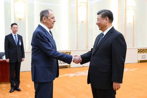 Ngoại trưởng Nga Sergey Lavrov gặp Tổng bí thư, Chủ tịch nước Trung Quốc Tập Cận Bình tại Bắc Kinh ngày 9-4 - Ảnh: AFP/BỘ NGOẠI GIAO NGA Ngoại trưởng Nga Sergey Lavrov gặp Tổng bí thư, Chủ tịch nước Trung Quốc Tập Cận Bình tại Bắc Kinh ngày 9-4 - Ảnh: AFP/BỘ NGOẠI GIAO NGA