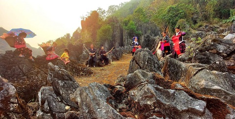 Người Mông trên cao nguyên đá Tủa Chùa - Ảnh: ĐẶNG TIẾN ĐÔNG Người Mông trên cao nguyên đá Tủa Chùa - Ảnh: ĐẶNG TIẾN CÔNG
