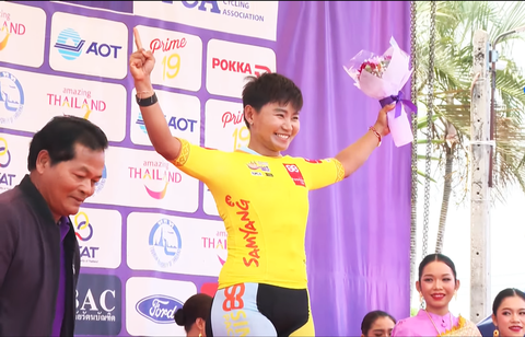Nguyễn Thị Thật mất áo vàng khó tin tại Tour of Thailand 2024- Ảnh 3. Jutatip Maneephan đoạt áo vàng Tour of Thailand từ tay Nguyễn Thị Thật - Ảnh: PBS