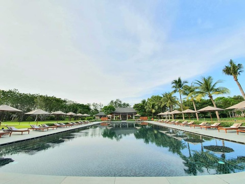 Đề nghị Novaland làm rõ phương án xây dựng chợ dành cho phụ nữ đơn thân- Ảnh 1. Khu resort Azerai Cần Thơ tại cồn Ấu, phường Hưng Phú, quận Cái Răng, TP Cần Thơ do Novaland làm chủ đầu tư - Ảnh: TRUNG PHẠM