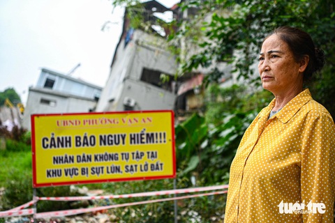 Sạt lở bờ sông Cầu: Cả cơ ngơi trôi theo màu nước đục- Ảnh 2. Bà Thao đứng nhìn cơ ngơi trượt xuống sông Cầu - Ảnh: HỒNG QUANG