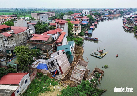 Khu dân cư ven sông ở Bắc Ninh tan hoang sau chuỗi ngày sạt lở- Ảnh 1. Sạt lở bờ sông Cầu tại phường Vạn An, thành phố Bắc Ninh, tỉnh Bắc Ninh - Ảnh: HỒNG QUANG