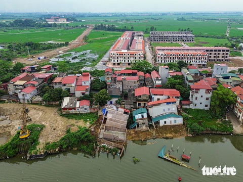 Khu dân cư ven sông ở Bắc Ninh tan hoang sau chuỗi ngày sạt lở- Ảnh 3. Khu vực xảy ra sạt lở là khối nhà xây khá gần bờ sông và không có hệ thống đê, kè - Ảnh: HỒNG QUANG