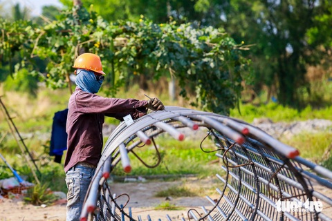 Tất bật trên công trường vành đai 3 TP.HCM qua tỉnh Bình Dương, Long An- Ảnh 2. Đoạn cầu Bình Gởi (nối TP Thuận An, tỉnh Bình Dương và huyện Củ Chi, TP.HCM) thi công với tiến độ nhanh nhất, đạt 23%. Còn gói thầu xây dựng nút giao Tân Vạn đã lựa chọn xong nhà thầu xây lắp và chuẩn bị khởi công