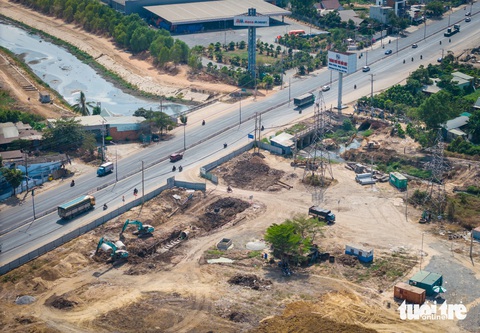 Tất bật trên công trường vành đai 3 TP.HCM qua tỉnh Bình Dương, Long An- Ảnh 5. Nhằm chuẩn bị và lên kế hoạch về nguồn vật liệu, Bình Dương đã cùng TP.HCM gặp gỡ các chủ mỏ. Bình Dương có nhu cầu sử dụng 700.000m³ cát san lấp và hiện tỉnh cũng lo lắng sẽ bị thiếu cát. Loại cát này cần sự hỗ trợ từ các tỉnh miền Tây