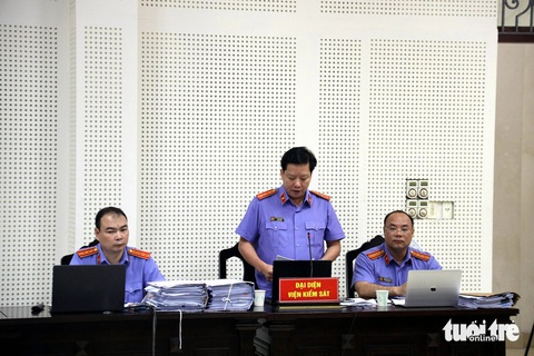 Chùm ảnh phiên tòa xét xử ông Đỗ Hữu Ca- Ảnh 5. Viện kiểm sát đang công bố cáo trạng - Ảnh: T.THẮNG