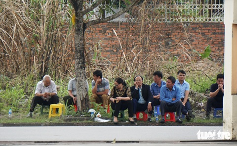 Chùm ảnh phiên tòa xét xử ông Đỗ Hữu Ca- Ảnh 6. Người dân theo dõi phiên xử từ loa phát thanh từ tòa - Ảnh: T.THẮNG