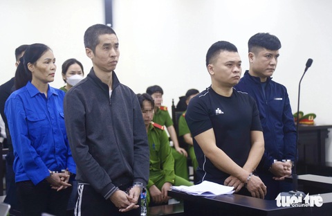 Vợ chồng cựu công an hầu tòa vì cho 52 người cùng ngành vay lãi nặng- Ảnh 1. Các bị cáo tại tòa sáng 10-4 - Ảnh: DANH TRỌNG