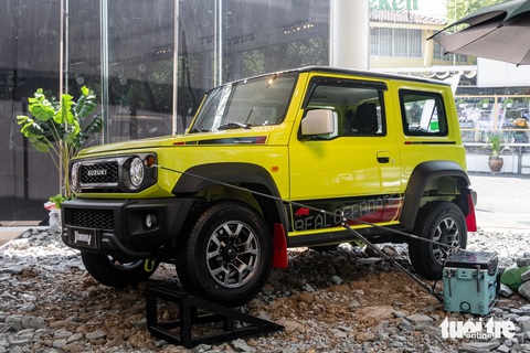 Suzuki Jimny ra mắt Việt Nam, giá từ 799 triệu đồng- Ảnh 2. Suzuki Jimny có kích thước 3.625 x 1.645 x 1.720 (mm), trục cơ sở 2.250mm. Thông số này chỉ tương đương những mẫu SUV hạng A như Toyota Raize hay Kia Sonet. Song, mẫu xe này ghi điểm bởi thiết kế vuông vức hầm hố hơn.