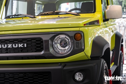Suzuki Jimny ra mắt Việt Nam, giá từ 799 triệu đồng- Ảnh 4. Suzuki Jimny được trang bị cụm đèn LED dạng projector với tính năng tự động bật/tắt. Các đèn khác là halogen. Gương chiếu hậu chỉnh điện, không tích hợp xi-nhan.