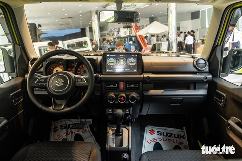 Suzuki Jimny ra mắt Việt Nam, giá từ 799 triệu đồng- Ảnh 7. Trong cabin, Suzuki Jimny có trang bị đủ dùng với nhu cầu hiện nay. Dẫu vậy, vẫn còn nhiều tính năng phải chỉnh cơ.