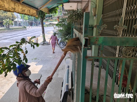 Thi công đường thổi bụi mù mịt, dân phát khóc vì dọn nhà từ sáng đến trưa- Ảnh 3. Bà Nhàn đi viện một ngày, trở về thấy nhà mình bụi bám dày như nhà hoang - Ảnh: TRẦN MAI