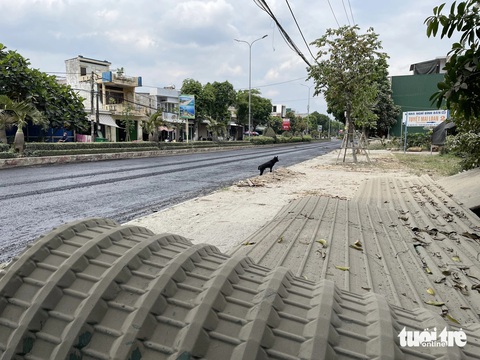 Thi công đường thổi bụi mù mịt, dân phát khóc vì dọn nhà từ sáng đến trưa- Ảnh 6. Bụi bám dày đặc khắp nơi - Ảnh: TRẦN MAI