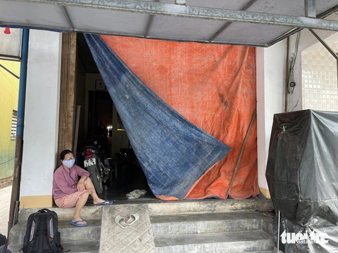 Thi công đường thổi bụi mù mịt, dân phát khóc vì dọn nhà từ sáng đến trưa- Ảnh 7. Người dân mỏi mệt ngồi trước ngôi nhà đầy bụi vừa dọn tạm thời - Ảnh: TRẦN MAI