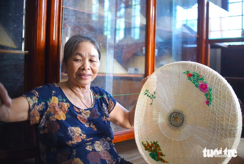 Bà Nguyễn Thị Tâm (73 tuổi, ở xã Cát Tường) đã có 60 năm gắn bó với nghề chằm nón ngựa Phú Gia - Ảnh: LÂM THIÊN Bà Nguyễn Thị Tâm (73 tuổi, ở xã Cát Tường) đã có 60 năm gắn bó với nghề chằm nón ngựa Phú Gia - Ảnh: LÂM THIÊN
