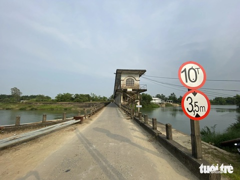 Đà Nẵng lo thiếu nước dịp lễ 30-4 khi thủy điện ở Quảng Nam không phát điện- Ảnh 1. Đập dâng An Trạch - nơi lấy nước thô chính cho các nhà máy nước ở Đà Nẵng trong giai đoạn xâm nhập mặn lên cao - Ảnh: TRƯỜNG TRUNG