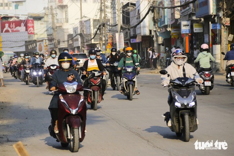 Tháo dỡ lô cốt bóp nghẹt đường Võ Văn Ngân, giảm tình trạng kẹt xe- Ảnh 2. Hai lô cốt án ngữ hơn 1 tháng trên đường Võ Văn Ngân (TP Thủ Đức) được tháo dỡ, giảm đáng kể tình trạng kẹt xe trên đường này - Ảnh: TIẾN QUỐC