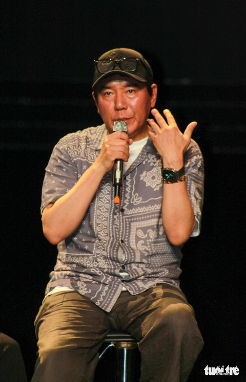 Đạo diễn Kim Jee Woon ấn tượng và muốn làm phim ở TP.HCM- Ảnh 4. Kim Jee Woon chia sẻ cách ông thực hiện những