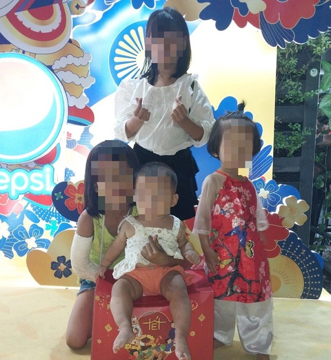 Nhiều lực lượng tìm kiếm vẫn chưa có tung tích hai bé bán kẹo bị lạc gần phố đi bộ Nguyễn Huệ- Ảnh 1. Cháu Nguyễn Kiều Thảo My (bìa trái) và cháu Lê Hoàng Thùy Linh (bìa phải) cùng chị em của mình - Ảnh do chị Nguyễn Thị Chi cung cấp