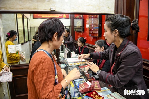 Thị trường vàng nhẫn sôi động khi giá bán liên tục lập kỷ lục mới - Ảnh: NAM TRẦN Thị trường vàng nhẫn sôi động khi giá bán liên tục lập kỷ lục mới - Ảnh: NAM TRẦN