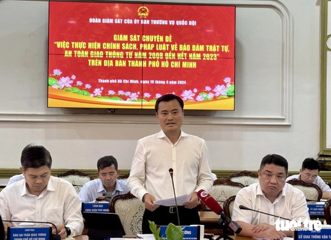 Vì sao nạn 'xe dù, bến cóc' ở TP.HCM còn nhiều?- Ảnh 2. Ông Bùi Xuân Cường - phó chủ tịch UBND TP.HCM - kiến nghị việc sử dụng quỹ đất dưới dạ cầu, metro... khai thác, tái đầu tư hạ tầng - Ảnh: THU DUNG