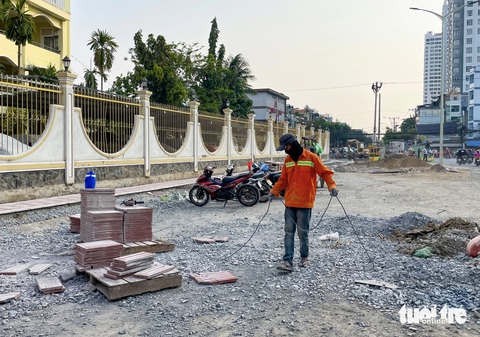 Đường Tạ Quang Bửu ở quận 8 sắp hoàn thành sau 23 năm khởi công- Ảnh 2. Phần gạch lót vỉa hè đường Tạ Quang Bửu (đoạn gần đường Phạm Hùng) gần hoàn thiện vào chiều 10-4 - Ảnh: CHÂU TUẤN
