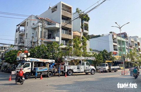 Đường Tạ Quang Bửu ở quận 8 sắp hoàn thành sau 23 năm khởi công- Ảnh 3. Các hàng cột điện cũ đang được kiểm tra, một số cột điện đã được di dời