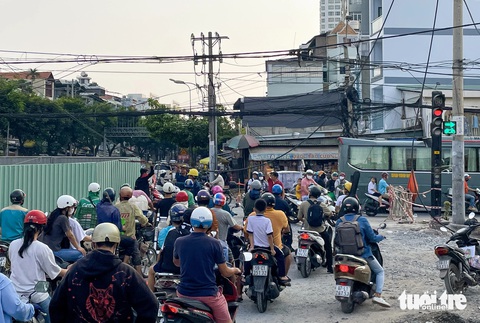 Đường Tạ Quang Bửu ở quận 8 sắp hoàn thành sau 23 năm khởi công- Ảnh 6. Chiều 10-4, một loạt cáp viễn thông ở giao lộ Tạ Quang Bửu - Phạm Hùng đang được di dời