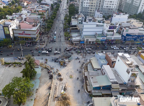 Đường Tạ Quang Bửu ở quận 8 sắp hoàn thành sau 23 năm khởi công- Ảnh 8. Giao lộ Tạ Quang Bửu - Phạm Hùng đang được mở rộng, xây dựng những hạng mục cuối
