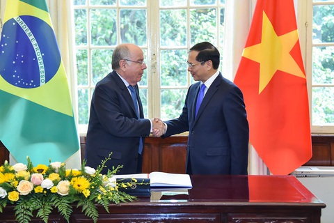 Tổng thống Brazil mời Thủ tướng Phạm Minh Chính dự thượng đỉnh G20- Ảnh 5. Bộ trưởng Ngoại giao Bùi Thanh Sơn bắt tay với Ngoại trưởng Brazil Mauro Vieira tại cuộc gặp sáng 10-4 - Ảnh: Bộ Ngoại giao cung cấp