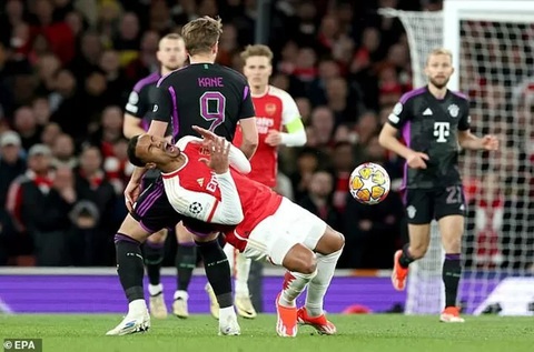 Arsenal hay Bayern Munich hưởng lợi từ trọng tài?- Ảnh 5. Gabriel ôm mặt sau pha giật chỏ của Kane - Ảnh: EPA