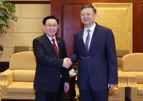 Chủ tịch Quốc hội: Mong phát huy quan hệ hợp tác hữu nghị hình mẫu giữa Thượng Hải - TP.HCM- Ảnh 1. Chủ tịch Quốc hội Vương Đình Huệ và Bí thư Thành ủy TP Thượng Hải Trần Cát Ninh - Ảnh: TTXVN