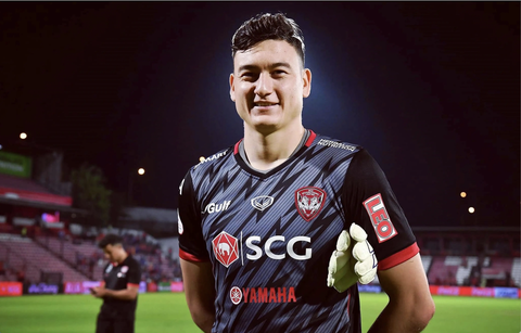 Hoàng Đức liệu có thành công nếu sang Thai League?- Ảnh 3. Đặng Văn Lâm trong màu áo CLB Muangthong United - Ảnh: GOAL