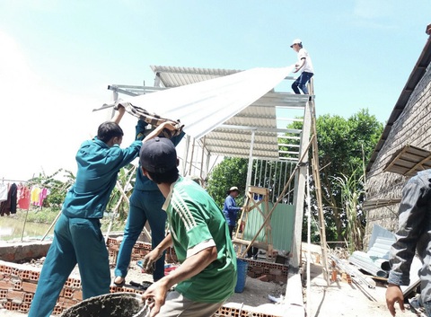 Thêm 2 quận không còn hộ nghèo theo chuẩn nghèo đa chiều TP.HCM- Ảnh 1. Xây nhà tình thương cho hộ nghèo - Ảnh: T.N.