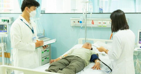 Nhiệt độ môi trường cứ tăng lên 1 độ C, nguy cơ đột quỵ tăng 10%- Ảnh 2. Bệnh nhân đột quỵ được điều trị tại Bệnh viện Quân y 175 (TP.HCM) - Ảnh do bệnh viện cung cấp