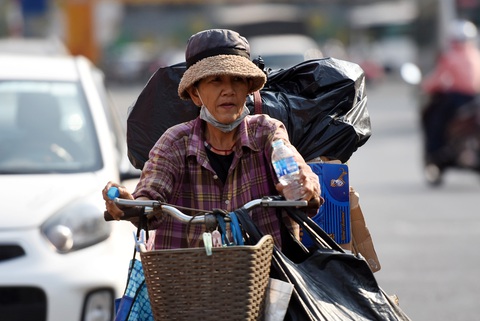 Biên Hòa nắng nóng 40 độ C, cao nhất từ trước đến nay- Ảnh 1. Người dân Biên Hòa (Đồng Nai) chật vật mưu sinh giữa nắng nóng gay gắt - Ảnh: A LỘC