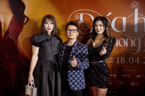 Bằng Kiều có mặt tại buổi ra mắt phim 'Đóa hoa mong manh' chúc mừng Trizzie Phương Trinh (phải). Bằng Kiều có mặt tại buổi ra mắt phim 'Đóa hoa mong manh' chúc mừng Trizzie Phương Trinh (phải).