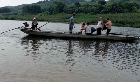 Nhóm nữ sinh ra sông Gianh tắm, 2 em bị đuối nước- Ảnh 1. Sau khi nhận thông tin nữ sinh đuối nước, người dân địa phương đã hỗ trợ tìm kiếm và đến khoảng một tiếng sau thi thể các em được tìm thấy - Ảnh: H.S