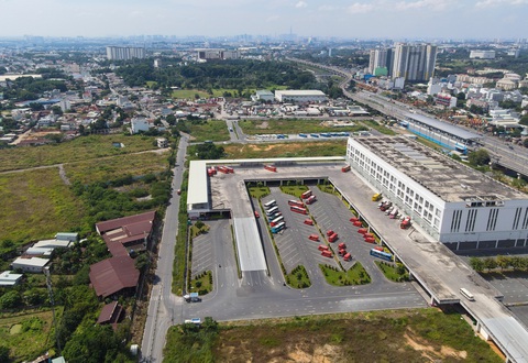 Vướng 39 mặt bằng, tiến độ làm đường Hoàng Hữu Nam đến bến xe Miền Đông mới lại chậm?- Ảnh 2. Đường Hoàng Hữu Nam sau khi hoàn thành sẽ kết nối với khu vực đường nội bộ bến xe Miền Đông mới (đường bên trái ảnh) - Ảnh: CHÂU TUẤN