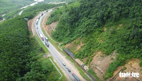 Mở rộng cao tốc La Sơn - Hòa Liên lên 4 làn xe, hoàn thành năm 2025- Ảnh 1. Đường cao tốc La Sơn - Hòa Liên hiện có 2 làn, nhưng đã làm nền đường theo quy mô 4 làn xe - Ảnh: ĐOÀN CƯỜNG