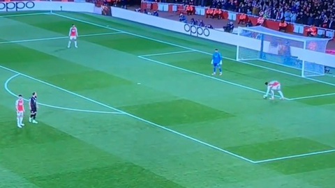 Arsenal hay Bayern Munich hưởng lợi từ trọng tài?- Ảnh 2. Tình huống ngớ ngẩn của Gabriel - Ảnh: CHỤP MÀN HÌNH