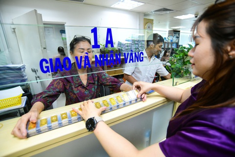 Vụ vay gần 6.000 lượng vàng 15 năm: Khối nợ tăng vượt nghìn tỉ, ngân hàng kiện đòi- Ảnh 1. Giá vàng tăng mạnh sau 15 năm, việc đánh giá lại gốc khoản vay theo giá thị trường khiến dư nợ tăng cao - Ảnh: QUANG ĐỊNH
