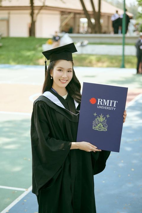 Á hậu Phương Anh tốt nghiệp thạc sĩ, nhắc lại ước mơ mở tiệm trà sữa- Ảnh 2. Á hậu Phương Anh nhận bằng thạc sĩ - Ảnh: N.V
