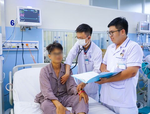 Gia đình nhiều người cùng mắc một bệnh, tầm soát di truyền được không?- Ảnh 1. Bác sĩ Nhật khuyến cáo nếu trong gia đình có nhiều người mắc cùng một bệnh nên đi tầm soát xét nghiệm gene phát hiện bệnh - Ảnh: Bệnh viện cung cấp