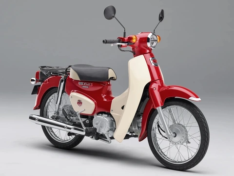 Honda Super Cub 50 sắp bị khai tử, hứa hẹn có phiên bản chia tay đặc biệt- Ảnh 4. Năm 2018 kỷ niệm 60 năm ra đời chiếc Super Cub đầu tiên, Super Cub 50 và 100 đặc biệt được sơn màu đỏ sống động kết hợp màu be dịu nhẹ. Do đã được sử dụng, Super Cub 50 cuối cùng có thể sẽ không sử dụng lại màu này - Ảnh: Honda