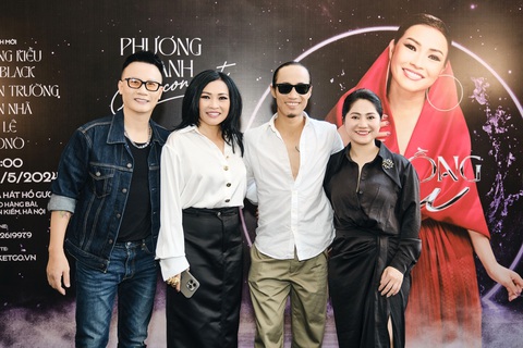 Phương Thanh tái ngộ Siu Black trong concert Đóa hồng gai- Ảnh 7. Hoàng Bách, Kasim Hoàng Vũ cũng có mặt để chúc mừng Phương Thanh.