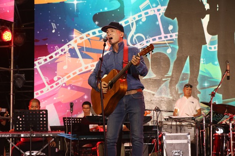 Chill cùng những bản nhạc phim đình đám trong Cineshow Music in Film- Ảnh 7. Hà Okio 'đốt cháy' sân khấu với Tiếc - nhạc phim Bẫy rồng và I walk the line - nhạc phim Walk the line.